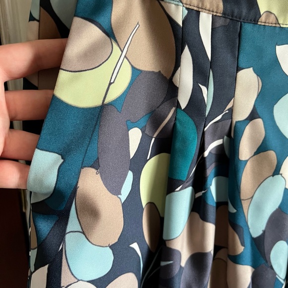 Ann Taylor size 6 skirt soft and silky Skirt. - Picture 4 of 8